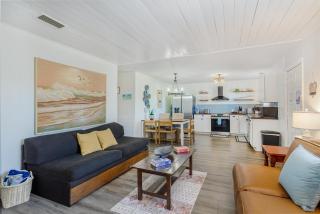 Beachside Bliss - Breakfast, Walk to Schooners, Sleeps 15, Fenced Privacy - Panama City Beach - 3