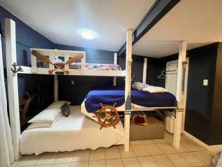 2317 w Pool! Hideaway Guest House w King Bed! - Galveston - 7