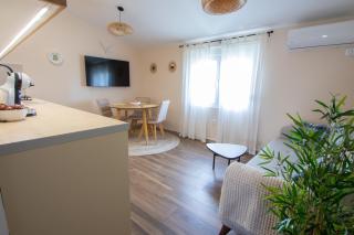 Bright & Cozy Apartment in quiet area near Airport - Golubovci - 8