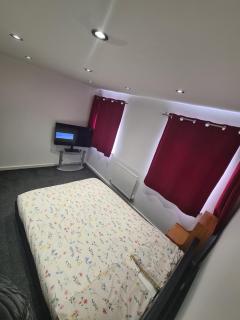 Very cosy 3 bedroom house close to city - 4