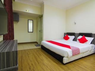 OYO 43915 T P Hotel - Sitiawan - 1