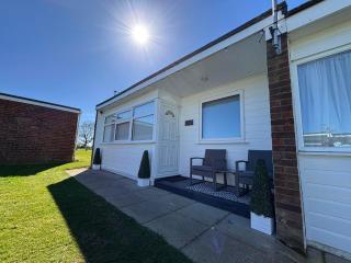 169 Sunbeach, Scratby - Two bed Chalet, sleeps 5, pet friendly, FREE pool and entertainment passes plus WiFi and linen and towels included - Great Yarmouth - 0