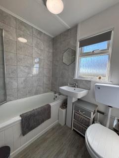 169 Sunbeach, Scratby - Two bed Chalet, sleeps 5, pet friendly, FREE pool and entertainment passes plus WiFi and linen and towels included - Great Yarmouth - 5