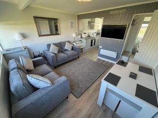 169 Sunbeach, Scratby - Two bed Chalet, sleeps 5, pet friendly, FREE pool and entertainment passes plus WiFi and linen and towels included - Great Yarmouth - 3