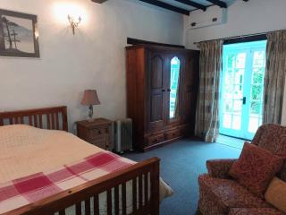 Spacious double, Shower en-suite, Desk & Patio - Wickwar - 0