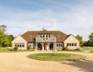 Secluded barn style home with hot tub - sleeps 12 - Birdham - 0