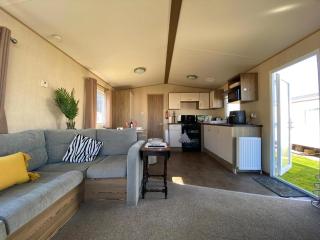 Homely 8 Berth Caravan At Broadland Sands Holiday Park, Suffolk Ref 20154Bs - Hopton on Sea - 6