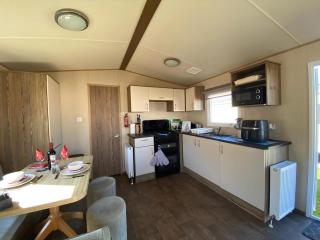Homely 8 Berth Caravan At Broadland Sands Holiday Park, Suffolk Ref 20154Bs - Hopton on Sea - 4