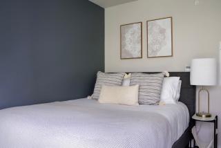 Bellevue studio w theater overlook nr bars SEA-619 - Seattle - 4