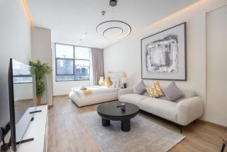 Mesmerizing Studio Located in the Center of JVC - Dubai - 4