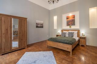 Sleek Warm Design Central Retreat - Budapest - 1