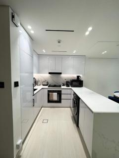 Spacious Luxury 1br Jvc Balcony & Pool - 5