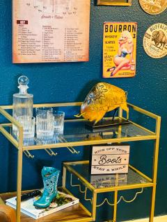 Buffalo & Bourbon-1 Bed1 Bath Private Condo - Russell - 4