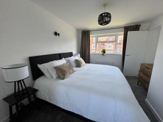 Modern & Spacious Home in Exeter - Smart TV & Xbox - 4