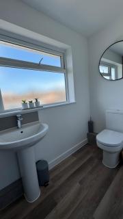 Modern & Spacious Home in Exeter - Smart TV & Xbox - 2