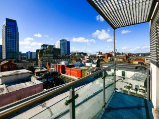 Stylish Penthouse Retreat with Private Terrace Pass the Keys - Cardiff - 9