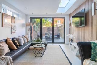 Spacious 4 Bedroom Townhouse London With Garden - Ealing - 0