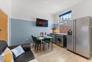 Stylish Designer 4 bed - Parking - Sleeps 8 - Leeds - 2