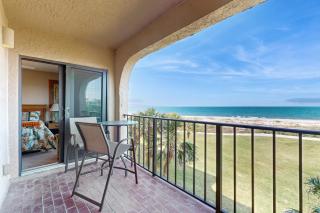 Oceanfront condo with panoramic views, shared pool, and private washer & dryer - 0
