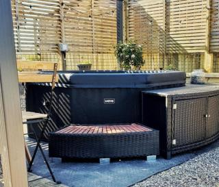 Rural Private Lodge - With Hot Tub - Outdoor Kitchen and Covered Lounge for Two - Crook of Devon - 3