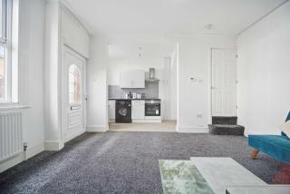 Spacious 3-Bedroom Home in Leeds - Killingbeck - 4