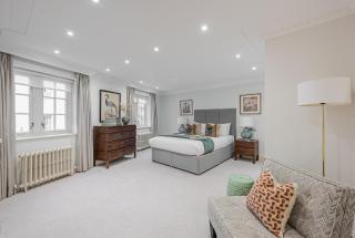Exclusive 3Bd Mews in Belgravia with Private Patio and Garage Parking - Londra - 0