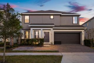 Upstay Vibrant Home w Themed Rooms Pool & Games - 6