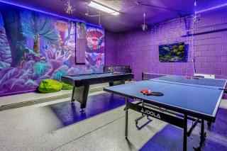 Upstay Vibrant Home w Themed Rooms Pool & Games - 8