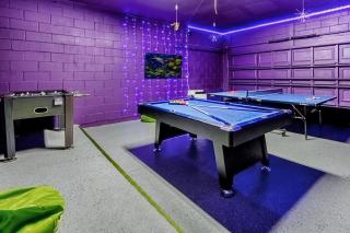 Upstay Vibrant Home w Themed Rooms Pool & Games - 2