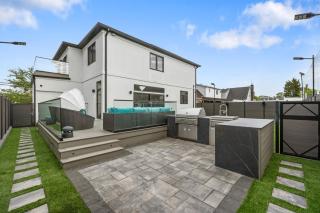 Luxury 5BR Smart Home Near JFK with Gym, Theater & BBQ - Valley Stream - 6