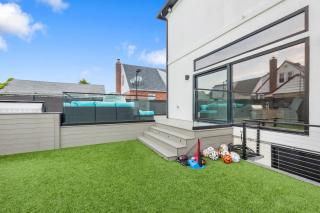 Luxury 5BR Smart Home Near JFK with Gym, Theater & BBQ - Valley Stream - 7