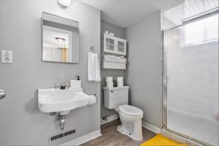 Modern 4-Bedroom Retreat - Omaha - 6