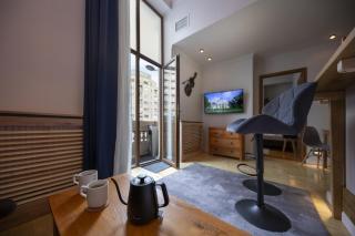 Athenaeum Spacious& Cozy 1Br Prime Location w Balcony - 2