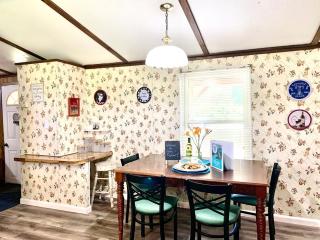 Gene's Retreat, charming lakeside 3 bedroom 2 bath - 7