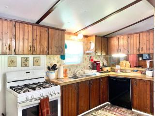 Gene's Retreat, charming lakeside 3 bedroom 2 bath - 1