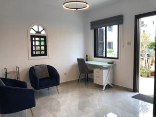 Luxurious 3-Bed Villa, Modern Decor, Communal Pool - 5