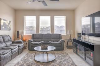 Sleeps 8 comfortably! Super location! - 0