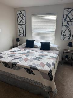 Sleeps 8 comfortably! Super location! - 2