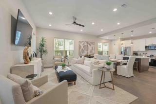 Howdy House 4 King Suites Community Pool in Heart of BCS - College Station - 0
