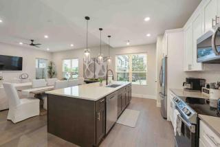 Howdy House 4 King Suites Community Pool in Heart of BCS - College Station - 5