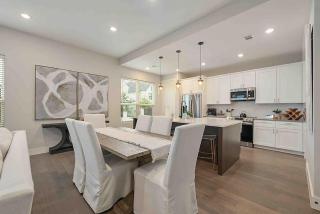 Howdy House 4 King Suites Community Pool in Heart of BCS - College Station - 3