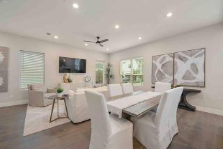 Howdy House 4 King Suites Community Pool in Heart of BCS - 2