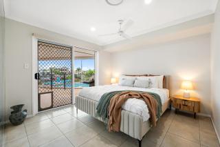 Topsail Tides Absolute Canal Waterfront Banksia Beach - 9