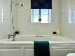 Delightfully decorated cosy two bedroom family home Great transport links to central London - Thamesmead - 5