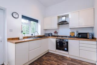 Luxury 4BED Home - Walk to HCC & Business District - Parking - 6
