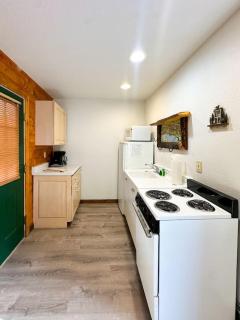 Columbine Charming Cabin, 1 block from the lake, in town, 5 min to RMNP - 9