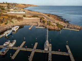 Cove Landing Marina Apartments 1&2 Sleeps 8 - 9