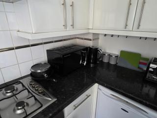 Spacious 4-Bed Home With Secured Parking Near ABBA Arena, Stadium, Tube & In Bustling Zone 2 - London - 5
