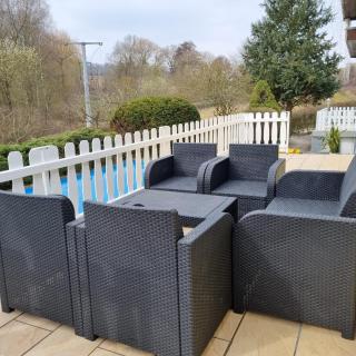 Idyllischer Ferienbungalow in ruhiger Lage mit Pool und großen Garten - - 1