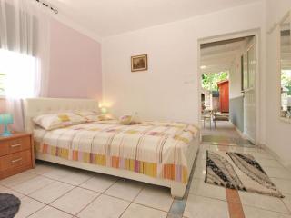 Cozy studio apartment with private outdoor space - Fažana - 3